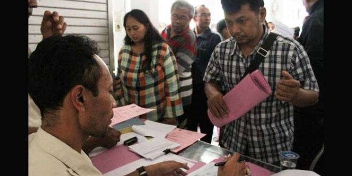 Para pedagang Pasar Legi saat antre mencairkan bantuan dari Pemkot Blitar. foto: TRI SUSANTO/ BANGSAONLINE