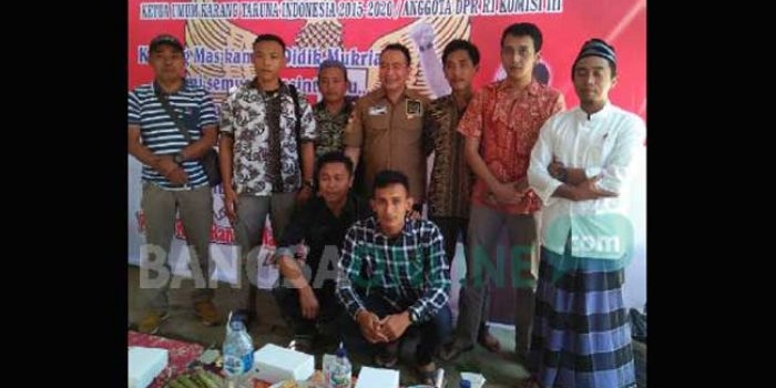 Didik Mukrianto bersama para pemuda dari Kecamatan Bancar, Tuban. foto: AHMAD/ BANGSAONLINE