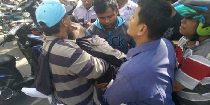 Ahmad Fakih yang  pingsan  dan harus digotong untuk diberi pertolongan pertama dalam demo kemarin. foto: rizal/BANGSAONLINE