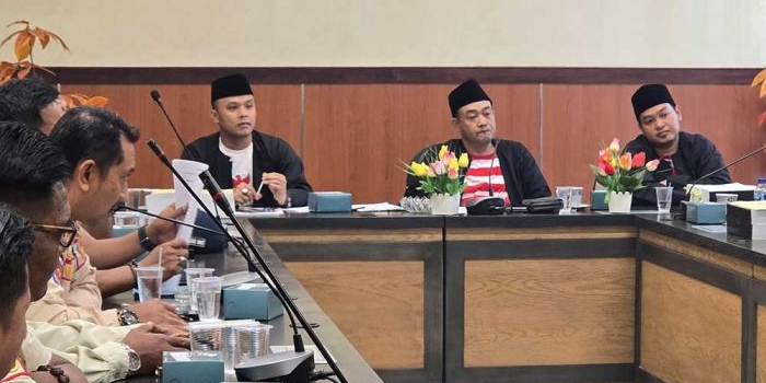 Komisi I DPRD Bangkalan saat rapat dengan Satpol PP terkait rencana penutupan warung di Lingkungan SGB, Rabu (15/1/2025).