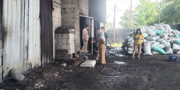 DLH Ngawi bersama Satpol PP dan Polsek setempat melakukan sidak ke perusahaan CV. Sumber Arang Makmur, pemroduksi Arang Batok Kelapa, Selasa (24/10/2023). 