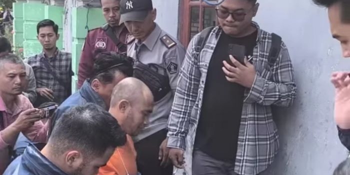 polres-gresik-gelar-rekonstruksi-pembunuhan-agen-brilink-ratusan-warga-padati-tkp