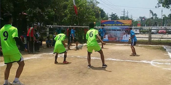 Seleksi cabor sepak takraw U-16 antara SMP 1 Bangkalan dan SMA 4 Bangkalan.