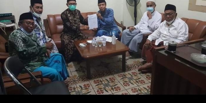 Ketua Ahlul Halli Wal-Aqdi Prof. Dr. KH. Imam Ghazali Said (memegang dokumen sebelah kanan) bersama para anggota Ahwa lainya. Yaitu KH Mas Mansur Tholchah, KH. Kemas Abdurrahman, KH Qodi Syafii, dan KH Mas Sulaiman Nur. foto: ist