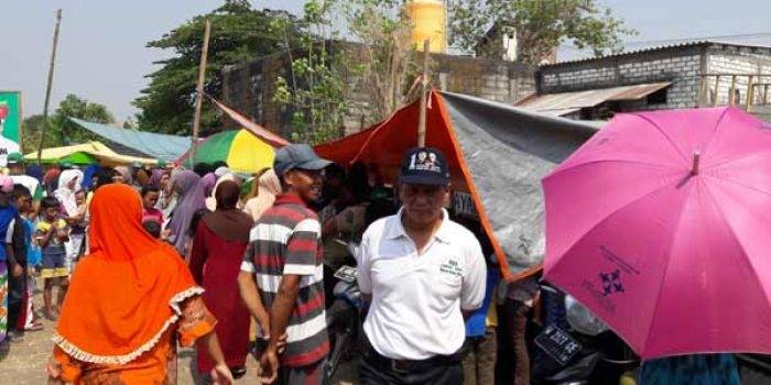 Sejumlah anggota PA di pos I pendakian hanya bisa menonton kebakaran di lereng Penanggungan, Sabtu malam. foto: detik