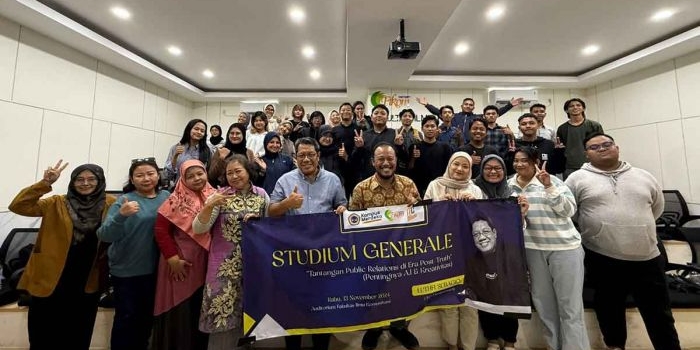 Para peserta dan narasumber dalam studium generale atau kuliah umum yang digelar Fakultas Ilmu Komunikasi Universitas Dr Soetomo.