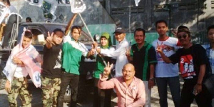 ?Ketua DPC PKB Lamongan, Makin Abbas menyerahkan bendera partai dan memberangkatkan tim konvoi dari kantor DPC PKB Lamongan Jl Veteran Lamongan. Foto:aries sugiarto/BANGSAONLINE