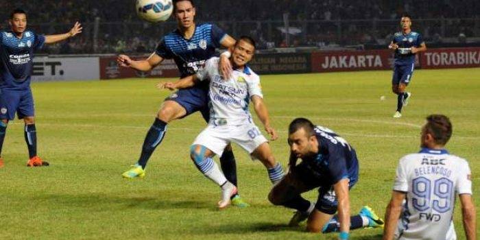 Pemain Persib dan Arema berduel. foto: liputan6.com