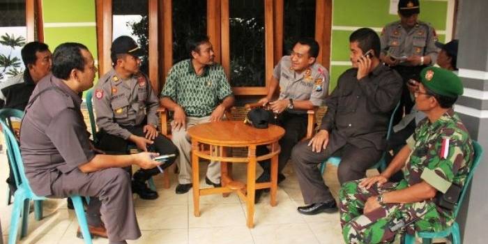 Ketua Panwascam Gudo, Sugeng Riyadi (berkaos) berbicara dengan Kapolres Jombang, AKBP Tri Bisono Soemiharso (duduk, 3 dari kanan) terkait temuan pemilih yang nyoblos 2 kali.
