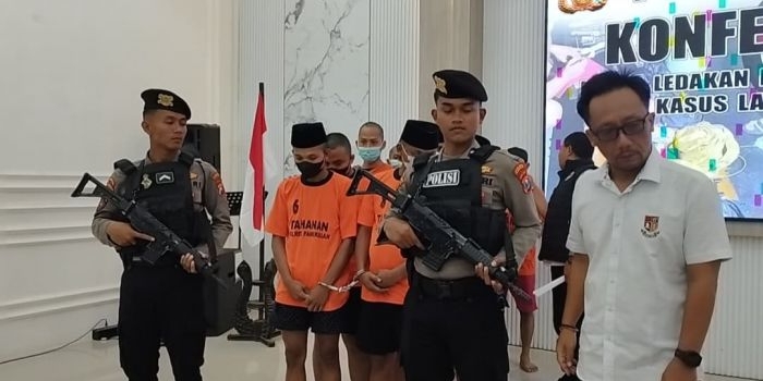 Tersangka saat dihadirkan di konferensi pers Polres Pamekasan