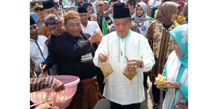 Bupati Fadeli saat membuka gebyar ketupat di WBL.