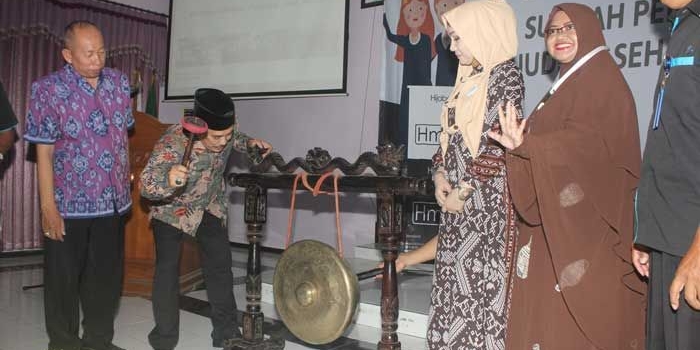 TABUH GONG: Wabup Sidoarjo H Nur Ahmad Syaifuddin membuka "Workshop Sumpah Pelajar Sidoarjo Wujudkan Sehat dan Berprestasi", Sabtu (21/10). foto Kominfo 