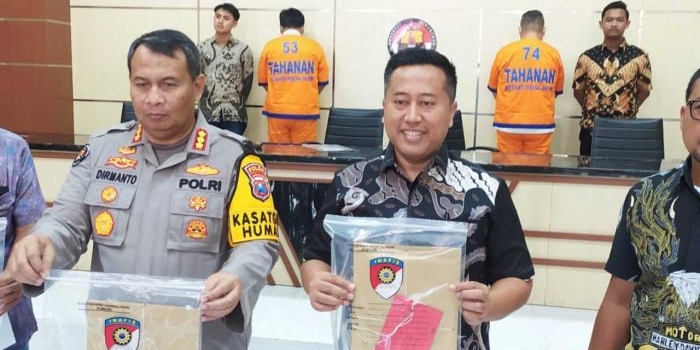 Polisi saat merilis kasus penipuan di Mapolda Jawa Timur, Surabaya, Jumat (19/4/2024). Foto: Bidhumas Polda Jatim