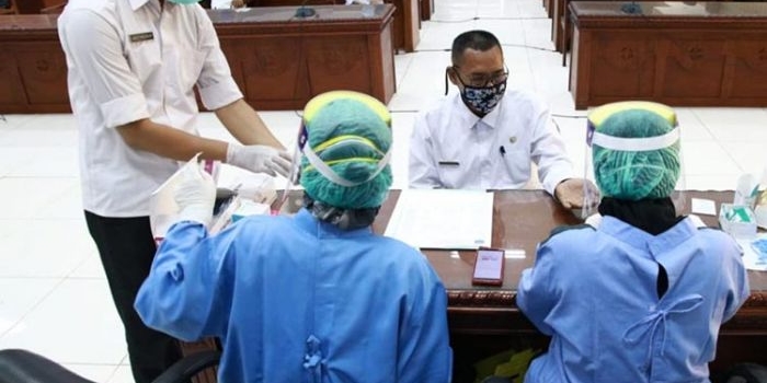 Para ASN di lingkungan Pemkab Probolinggo yang mulai dilakukan pemeriksaan rapid test.