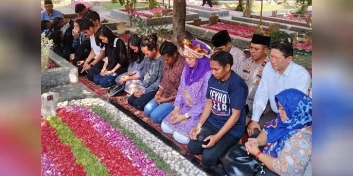 Zannuba Ariffah Chafsoh (Yenny Wahid) bersama para mahasiswa Papua yang berada di Jombang ziarah ke Makam Gus Dur di Pesantren Tebuireng, Rabu (21/8/2019). foto: istimewa