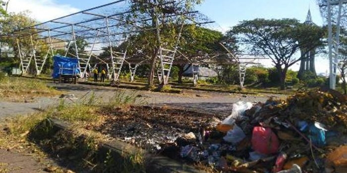 Tampak sampah berserakan di lingkungan Pasar Induk Modern Agrobis Puspa Agro di Jalan Raya Sawunggaling No. 177 - 183, Jemundo, Kecamatan Taman, Kabupaten Sidoarjo. Foto ini diambil hari ini, Rabu (12/8/2020). foto: nanang farchrurrozi/ bangsaonline.com.