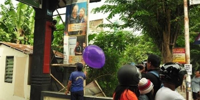 ?Warga berinisiatif melepas Alat Peraga Kampanye disalah satu sudut di Kota Kediri, Minggu (6/4/2014). foto : arif kurniawan/BANGSAONLINE