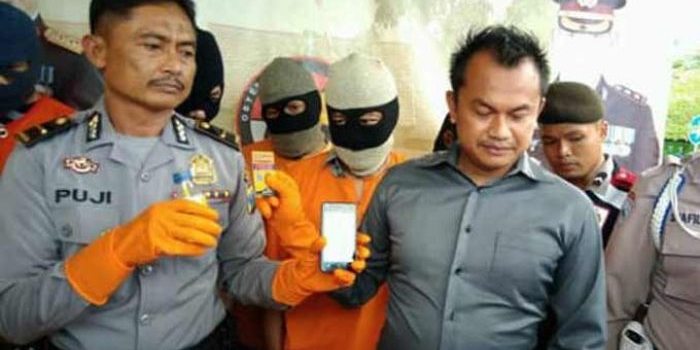 KBO Satnarkoba Ipda Edi Eko Purnomo didampingi Kabag Humas Polres saat jumpa pers polisi dan wartawan jual sabu. foto: BAHRI/ BANGSAONLINE