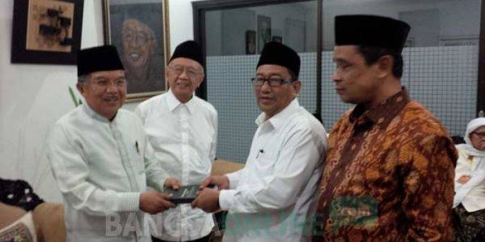 Ketua PWNU Riau, Dr Tarmizi Tohor menyerahkan Buku Putih Tentang Muktamar Hitam kepada Wapres Jusuf Kalla disaksikan Gus Solah di ndalem kasepuhan Pondok Pesantren Tebuireng Jombang. foto: BANGSAONLINE