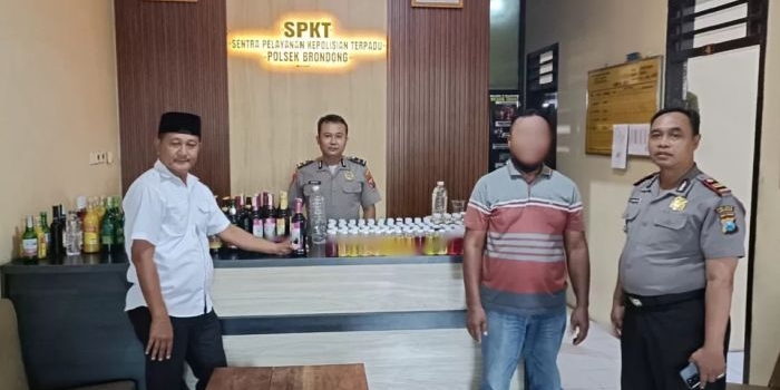 polsek-brondong-lamongan-gerebek-kios-penjual-miras-ilegal-ratusan-botol-miras-dan-es-moni-disita