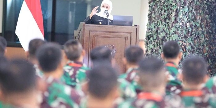 Gubernur Khofifah saat menjadi pembicara dalam acara Pembekalan Komandan Kodim TNI AD Tahun 2021 di Pusdikter Pusterad TNI AD, Bandung Barat, Jumat, (26/11).