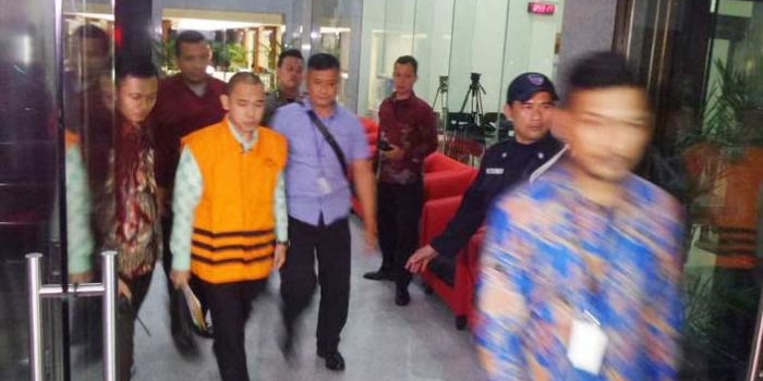 Anggota DPRD Jawa Timur, M Kabil Mubarok, mengenakan rompi tahanan KPK seusai ditetapkan sebagai tersangka, Jumat (28/7/2017). (KOMPAS.com/ABBA GABRILLIN)