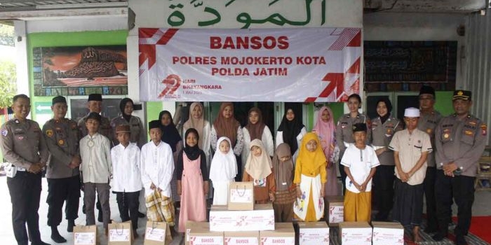hut-ke-79-bhayangkara-polres-mojokerto-kota-berbagi-ke-panti-asuhan