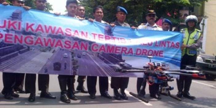 Kasatlantas Polres Gresik, AKP Happy bersama petugas Dishub Gresik dan Kodim 0817 ketika demo camera drone. (syuhud/BANGSAONLINE)