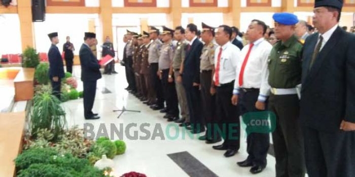 Wali Kota Blitar Samanhudi Anwar saat mengukuhkan Tim Saber Pungli Kota Blitar.