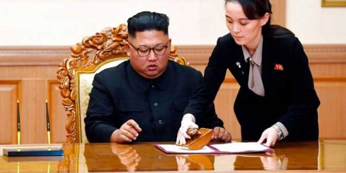 Kim Yo Jong, membantu kakaknya yang juga pemimpin Korea Utara Kim Jong Un menandatangani MoU setelah pertemuan puncak dengan Presiden Korea Selatan Moon Jae-in, di Wisma Negara Paekhwawon, di Pyongyang, Korea Utara. foto: Pyongyang Press Corps Pool via AP