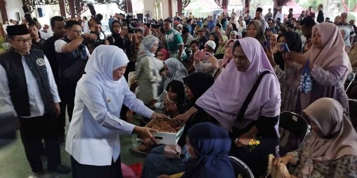 ungkap-kebahagiaan-saat-berhaji-gubernur-khofifah-bagikan-kurma-untuk-warga-di-pamekasan
