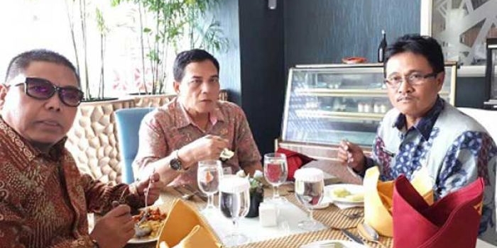 Tarso Sagito SH, MH (kanan) dalam satu acara jamuan makan. 