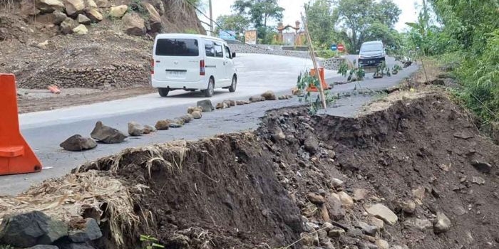 Ruas jalan alternatif penghubung Kabupaten Ngawi-Kabupaten Magetan, tepatnya di Desa Karanggupito, Kecamatan Kendal longsor sepanjang 50 meter setelah hujan lebat menerjang beberapa hari di wilayah tersebut. Foto: Dok Polres Ngawi.