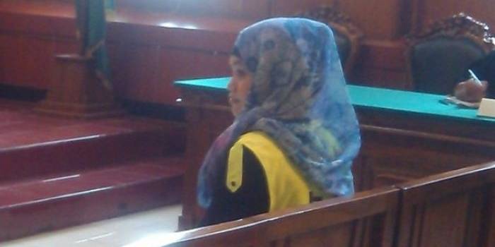 Terdakwa penipuan investasi, Dhita, yang meraup keuntungan Rp 1,5 M. foto: Didi Rosadi/BangsaOnline.com