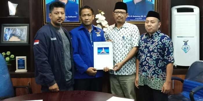Sudiono Fauzan (baju putih) menerima rekom dukungan Adjib di kantor DPD PD Jatim.