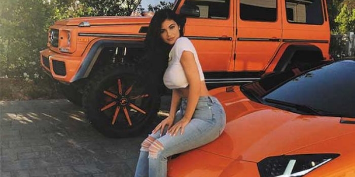 Seksi mana? Orangnya atau mobilnya? Jangan gagal fokus. foto: hllywoodlife.com