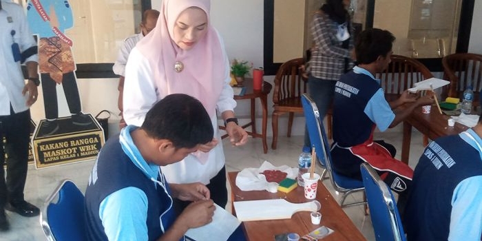 Wakil Wali Kota Madiun Inda Raya saat melihat pekerjaan para peserta. Foto: Dok. Pribadi