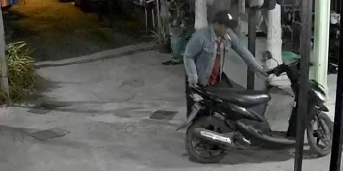 Aksi pelaku saat mencuri motor yang terekam CCTV.