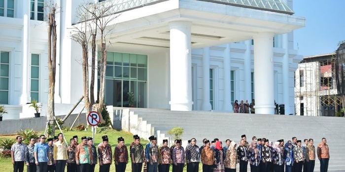 Sejumlah Pejabat Pemkab Pasuruan saat foto bersama di depan kantor bupati.