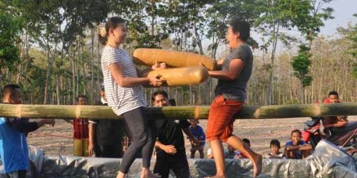 Dua ibu-ibu saat beraksi di lomba Gebuk Guling di Dukuh Sumberjo, Desa Ringinagung, Magetan, Rabu (19/8).