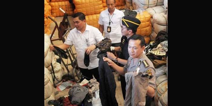 Ditreskrimsus Polda Metro Jaya membongkar gudang penyimpanan pakaian impor bekas ilegal di kawasan Pulogebang, Jakarta, Senin (1/8). foto: merdeka.com