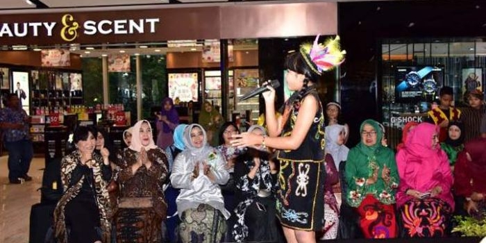 Suasana pembukaan Pasar Tiban dihibur dengan atraksi seni anak-anak.