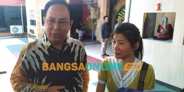 Diana Soewito dan kuasa hukumnya, Andri Rachmad Martanto, di Lapas Kelas IIB Jombang. Foto: AAN AMRULLOH/BANGSAONLINE