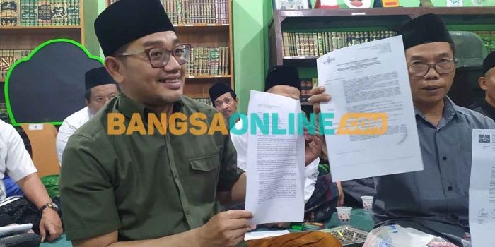 KH Abdus Salam Sohib yang juga menjadi Wakil Ketua PWNU Jawa Timur bersama para pengurus saat menunjukkan somasi kedua untuk PBNU. Foto: AAN AMRULLOH/BANGSAONLINE