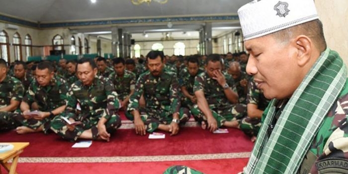 Pangkoarmada II Laksamana Muda TNI Heru Kusmanto bersama Kepala Staf Laksma TNI Iwan Isnurwanto, Danguskamla Laksma TNI Rachmad Jayadi beserta para pejabat utama Koarmada II ikut melaksanakan doa bersama di Masjid Al Mahdi, Markas Komando Armada II.