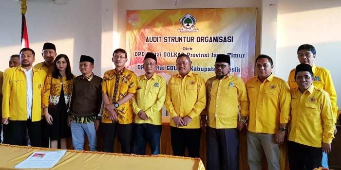 Tim auditor Golkar Jatim dan jajaran pengurus Golkar Gresik. foto: syuhud/ bangsaonline