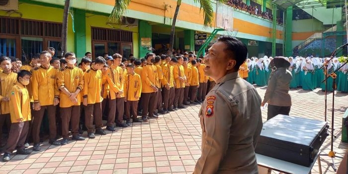 Tim Bina Kusuma Semeru Polda Jatim memberikan bimbingan kepeda pelajar.