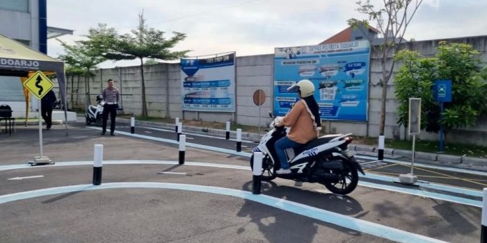 pemohon-sim-tetap-kesulitan-atasi-lintasan-s-polresta-sidoarjo-berikan-latihan-uji-praktik-gratis
