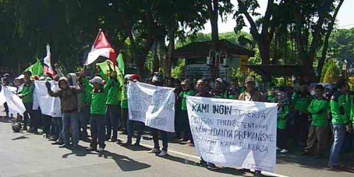 Buruh PT Kahutindo ketika menggelar demo. foto: syuhud/BANGSAONLINE