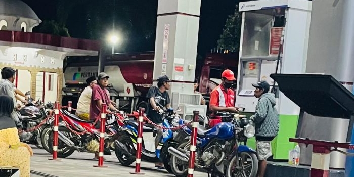 Di SPBU Kota Probolinggo kerap kali ditemukan pengendara sepeda motor yang membeli BBM dengan tangki yang dimodifikasi lebih besar atau tak standar